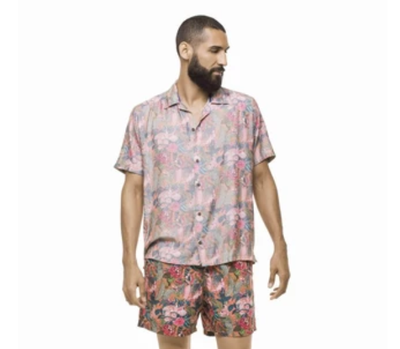 Wie trägt man Hawaiihemden für Männer?