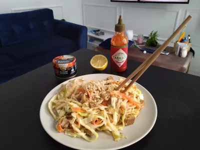 Was mit Krautsalat essen? Kohl Karottensalat Rezept, einfach und vegan : Was mit Krautsalat essen? F&uuml;gen Sie es in ein hausgemachtes Pad Thai oder gebratenes Gericht