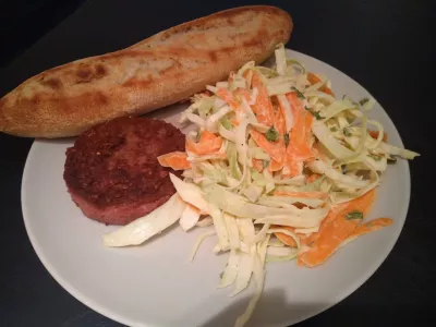 Was mit Krautsalat essen? Kohl Karottensalat Rezept, einfach und vegan : Was mit Krautsalat essen? Es passt hervorragend zu einem Beyond Burger und einem Baguette
