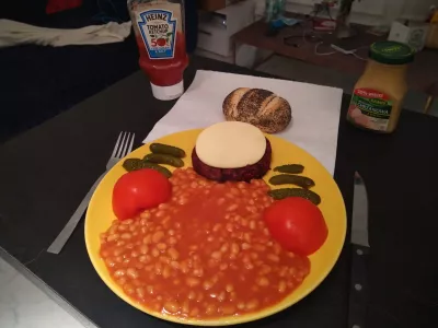 A Quick Vegan Way How To Cook Heinz Beanz : Heinz Beanz with vegetables and vegan beetroot steak served