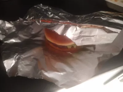 5 Schritte: Whole Burger + Fries Perfect Oven Reheating : Den ganzen Burger zum Aufw&auml;rmen in Alufolie einwickeln